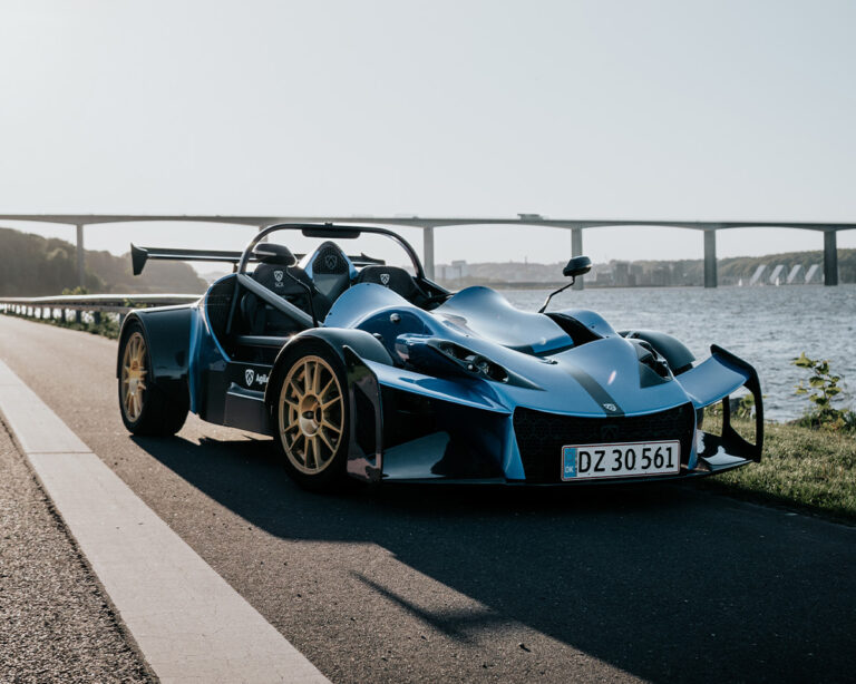 Agile Automotive sportsvogn ved Vejlefjordbroen
